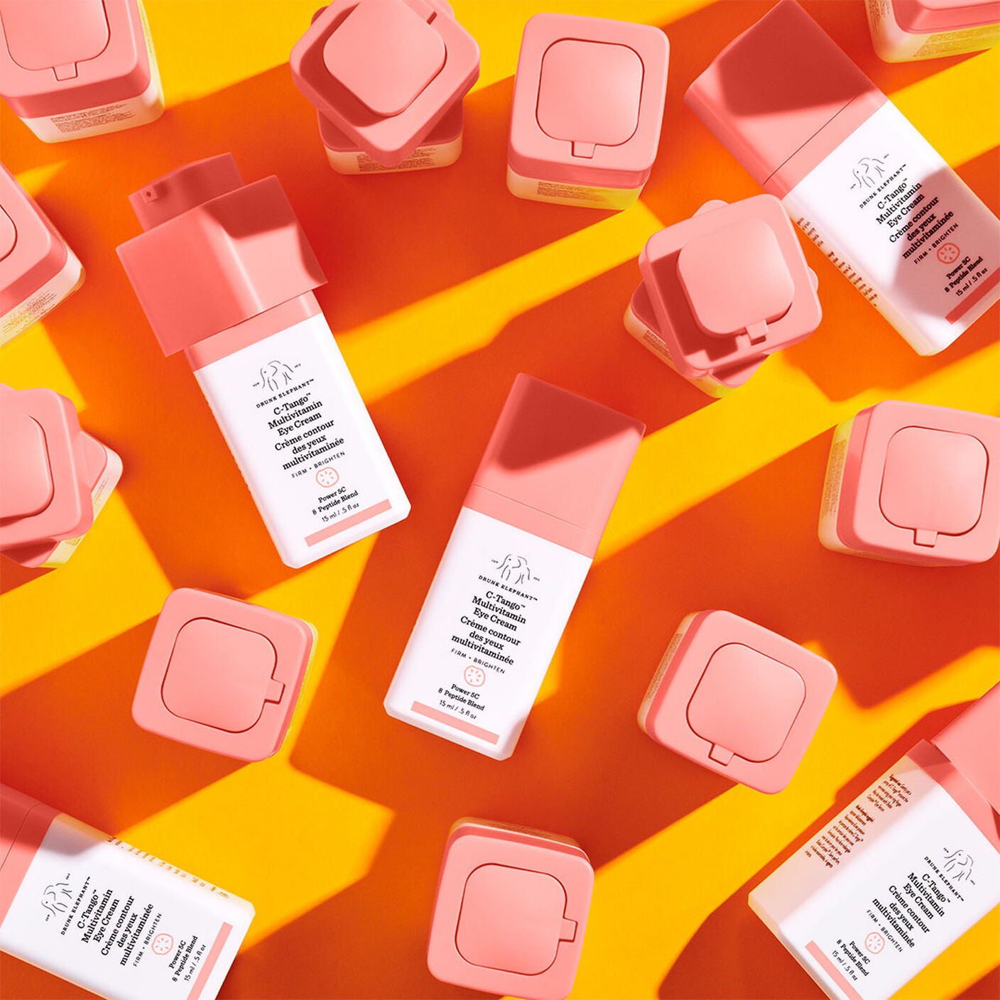 Plusieurs crèmes contour des yeux multivitaminées C-Tango sur un fond orange.